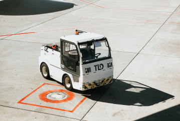Autonomous airport vehicle localizing without lane markings